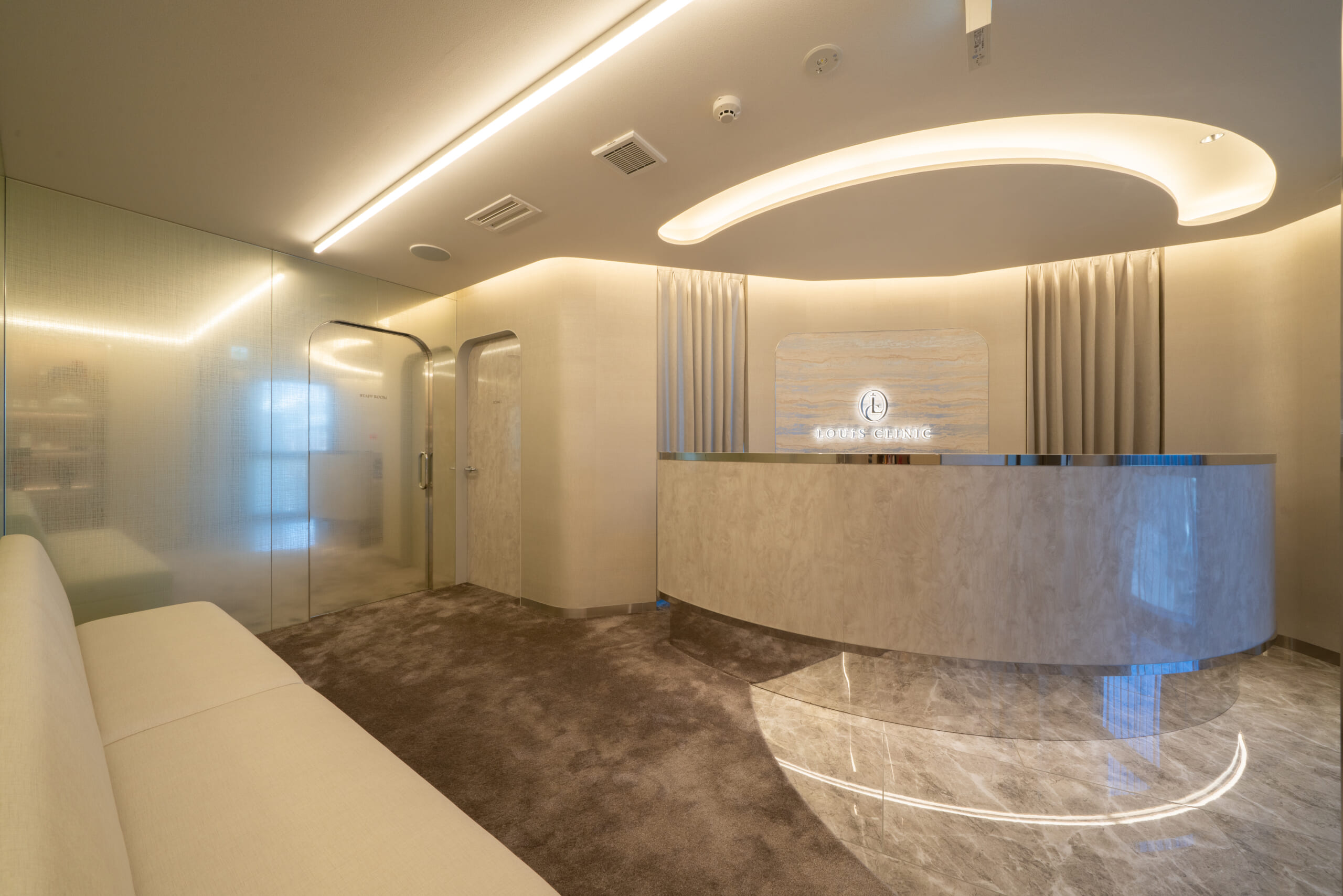 LOUIS CLINIC 受付・待合